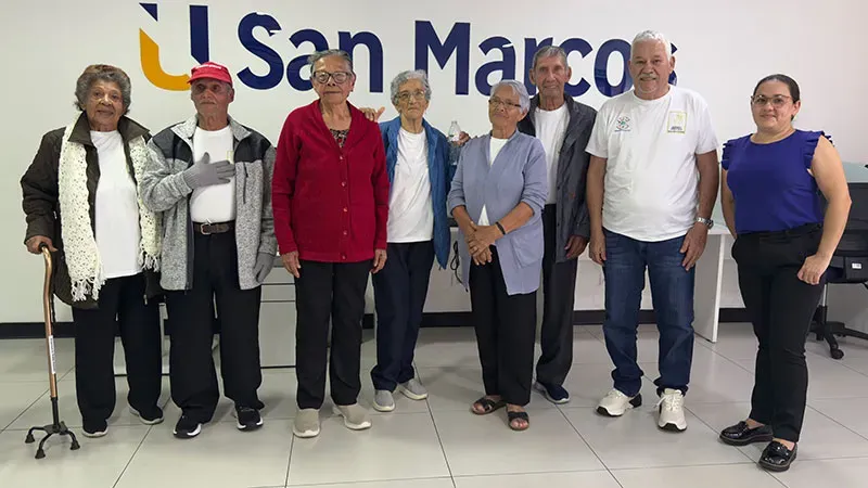 Adultos mayores fortalecen creatividad en taller “Enredados”