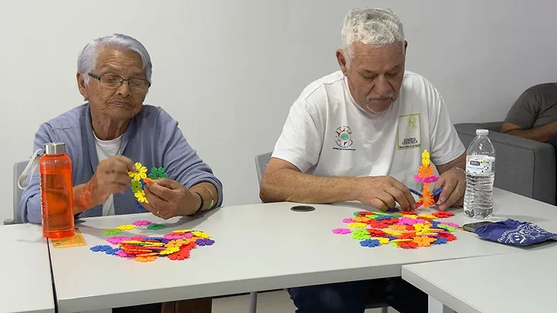 Adultos mayores fortalecen creatividad en taller “Enredados”