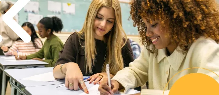 Grupo de estudiantes de educación en el aula en actividades pedagógicas