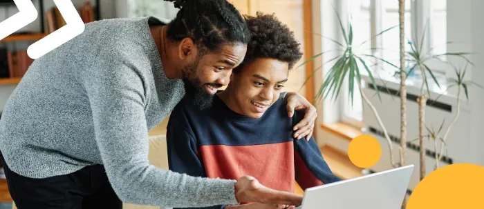 Papá y joven costarricense frente a una computadora investigan carreras universitarias disponibles en línea