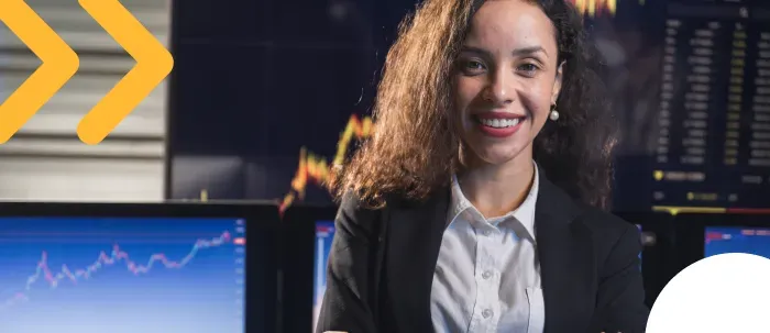 Profesional mujer en formación sobre administración de negocios y finanzas.