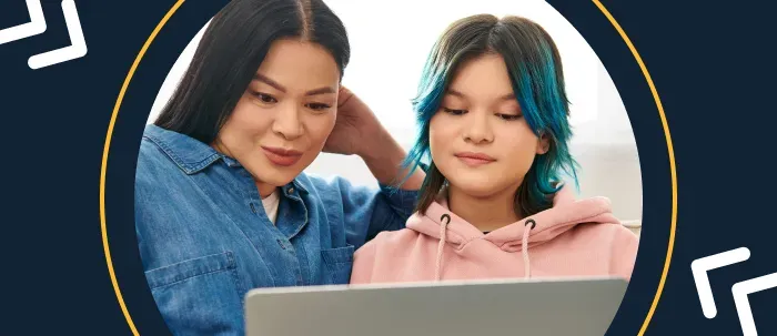 Mamá con estudiante en sesión de orientación vocacional virtual para revisar cuál es la carrera más pertinente