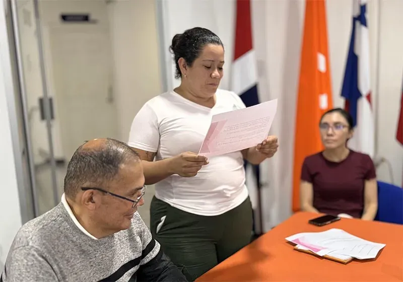 La recién inaugurada Maestría en Administración Educativa con énfasis en Liderazgo, que forma parte de la Escuela de Docencia de la Universidad San Marcos, llevó a cabo en el mes de julio su primera Master Class con la participación de la profesora Claudia Rodríguez Carvajal, docente con más de 40 años de experiencia en el ambiente educativo. Claudia Rodríguez Carvajal es bachiller y licenciada en Educación Preescolar y Máster en Administración Educativa de la UCR. Ha sido asesora de educación preescolar en el Programa de Hogares Comunitarios, docente de la Universidad San Marcos en la Licenciatura en Docencia hace casi 20 años, coautora del componente educativo del programa Hogares Comunitarios "Creciendo con Amor", ponente de en el simposio regional de la provincia de Heredia en el tema de Alimentación en la Primera Infancia y en los últimos 30 años ha sido la directora del Jardín de Niños Cristo Rey y en la actualidad del Jardín de Niños Pedro María Badilla con más de 300 estudiantes y 14 secciones. La Maestría Profesional en Administración Educativa con Énfasis en Liderazgo de la Universidad San Marcos, está especialmente enfocada en la formación de profesionales capacitados para implementar estrategias innovadoras en la resolución de las diversas necesidades, expectativas y problemáticas que se pueden presentar en la administración de instituciones educativas, por lo que el profesional de esta maestría en educación enfocada en liderazgo podrá asumir roles directivos y estratégicos en estas organizaciones, proporcionándole las habilidades, conocimientos y valores necesarios para el ejercicio de un liderazgo ético y responsable que impacten de manera positiva a la sociedad a través de la educación. Esta actividad se llevó a cabo de manera virtual y contó con la asistencia de los estudiantes de la Maestría, de la Licenciatura en Docencia y de profesores de ambos niveles. "Fue una gran experiencia llevar a cabo esta Master Class porque estaba compartiendo con una nueva generación de administradores que se