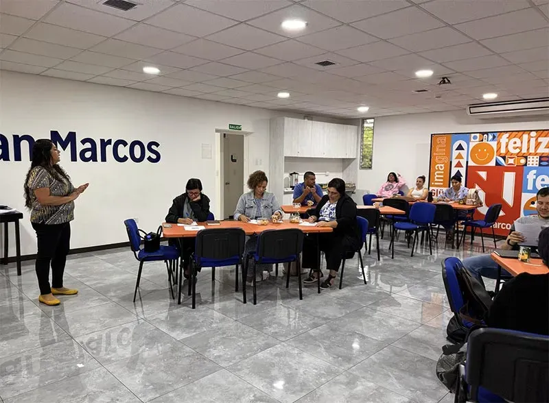 La recién inaugurada Maestría en Administración Educativa con énfasis en Liderazgo, que forma parte de la Escuela de Docencia de la Universidad San Marcos, llevó a cabo en el mes de julio su primera Master Class con la participación de la profesora Claudia Rodríguez Carvajal, docente con más de 40 años de experiencia en el ambiente educativo. Claudia Rodríguez Carvajal es bachiller y licenciada en Educación Preescolar y Máster en Administración Educativa de la UCR. Ha sido asesora de educación preescolar en el Programa de Hogares Comunitarios, docente de la Universidad San Marcos en la Licenciatura en Docencia hace casi 20 años, coautora del componente educativo del programa Hogares Comunitarios "Creciendo con Amor", ponente de en el simposio regional de la provincia de Heredia en el tema de Alimentación en la Primera Infancia y en los últimos 30 años ha sido la directora del Jardín de Niños Cristo Rey y en la actualidad del Jardín de Niños Pedro María Badilla con más de 300 estudiantes y 14 secciones. La Maestría Profesional en Administración Educativa con Énfasis en Liderazgo de la Universidad San Marcos, está especialmente enfocada en la formación de profesionales capacitados para implementar estrategias innovadoras en la resolución de las diversas necesidades, expectativas y problemáticas que se pueden presentar en la administración de instituciones educativas, por lo que el profesional de esta maestría en educación enfocada en liderazgo podrá asumir roles directivos y estratégicos en estas organizaciones, proporcionándole las habilidades, conocimientos y valores necesarios para el ejercicio de un liderazgo ético y responsable que impacten de manera positiva a la sociedad a través de la educación. Esta actividad se llevó a cabo de manera virtual y contó con la asistencia de los estudiantes de la Maestría, de la Licenciatura en Docencia y de profesores de ambos niveles. "Fue una gran experiencia llevar a cabo esta Master Class porque estaba compartiendo con una nueva generación de administradores que se