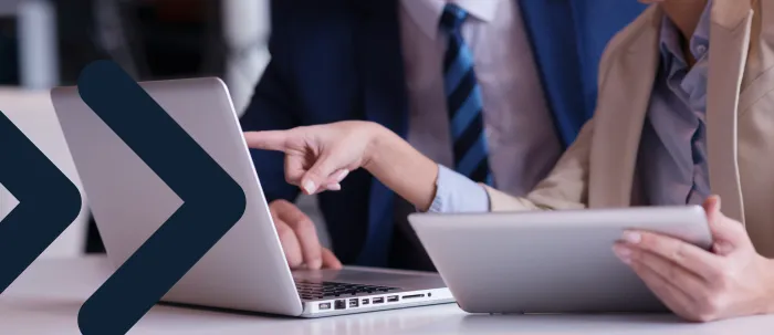 Profesionales conversan en una oficina sobre qué es mejor, un MBA o una maestría, para impulsar su carrera