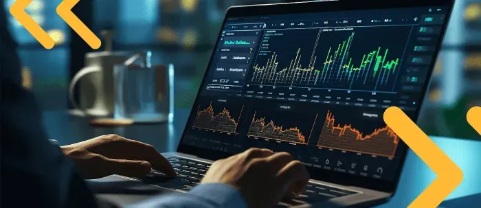 Profesional analiza comportamiento de mercados financieros en su laptop