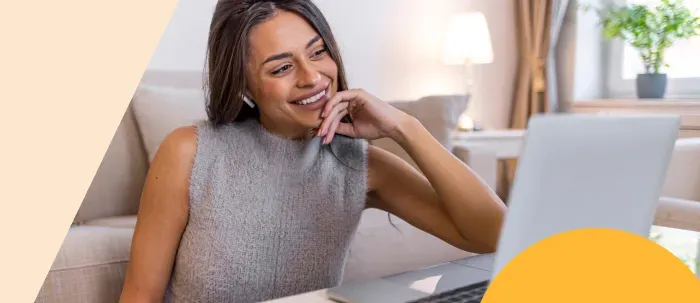 Estudiante mujer de economía sonríe mientras toma una clase virtual de datos financieros