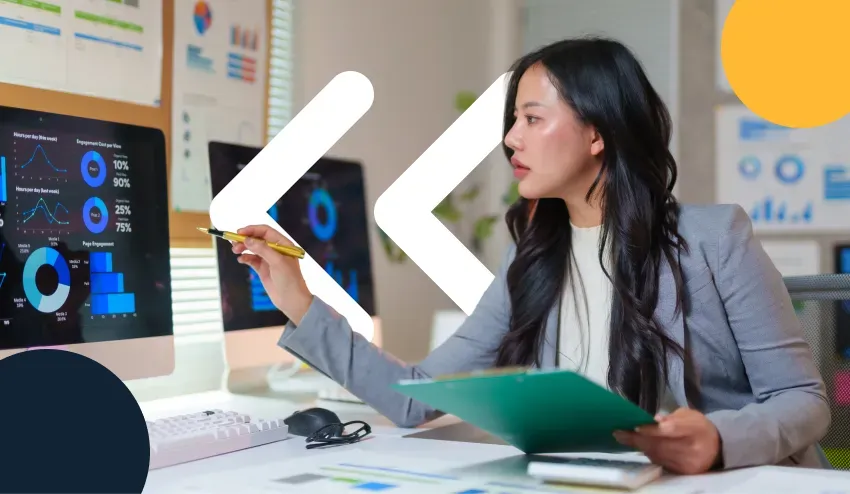 profesional analizando datos economia virtual