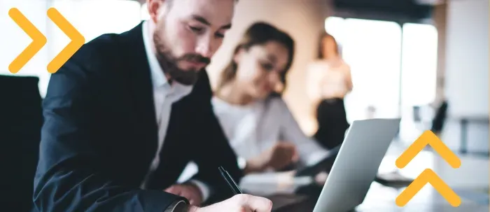 Profesional revisando en laptop las opciones de maestrías en Costa Rica disponibles.