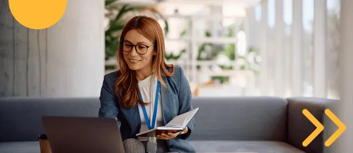 Ejecutiva comercial revisa perfil de consumidores