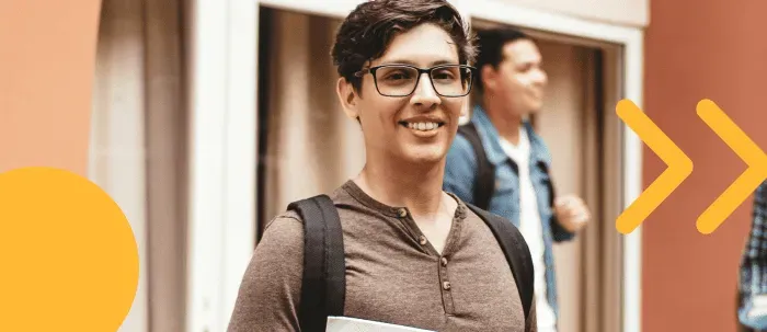 Joven estudiante universitario sonriente