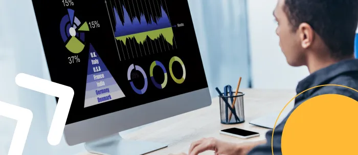 Growth hacker revisa en su computadora los resultados de un experimento para hacer crecer un negocio