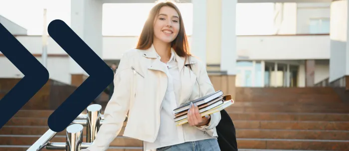 Estudiante sonríe al llegar a una de las sedes San Marcos en Costa Rica para hacer su matrícula