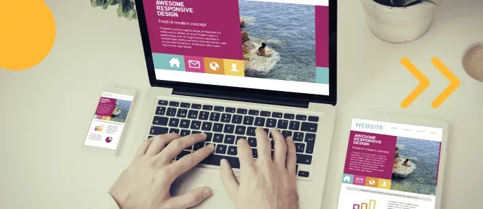 Hombre en su laptop genera contenido turístico